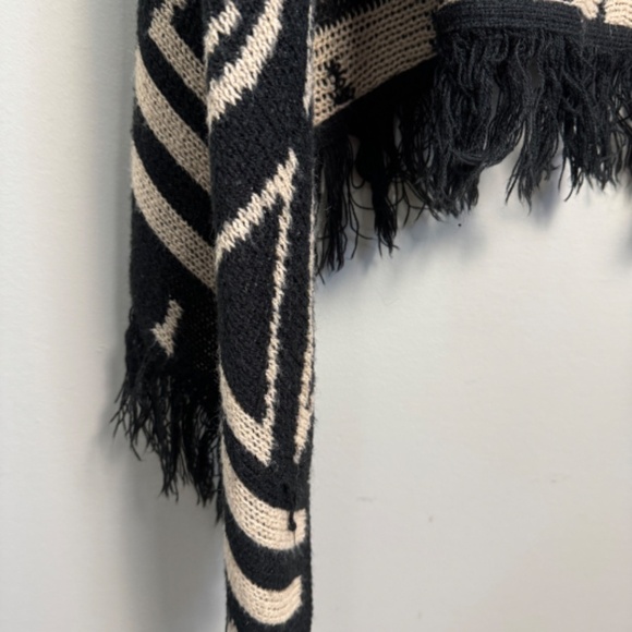 Questions by Say What Sleeveless‎ Tribal Lightweight Asymmetrical Cardigan Large - Picture 2 of 11